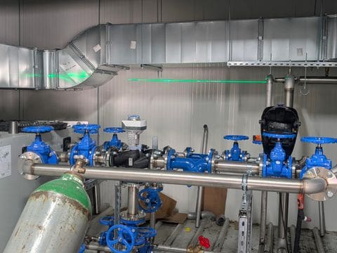 Distribuitor din inox cu vane, sală tehnică
