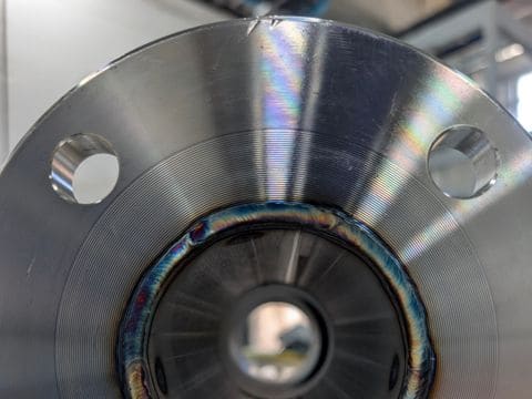 Racord țeavă–flanșă din inox, cordon TIG uniform pe butuc, față rectificată